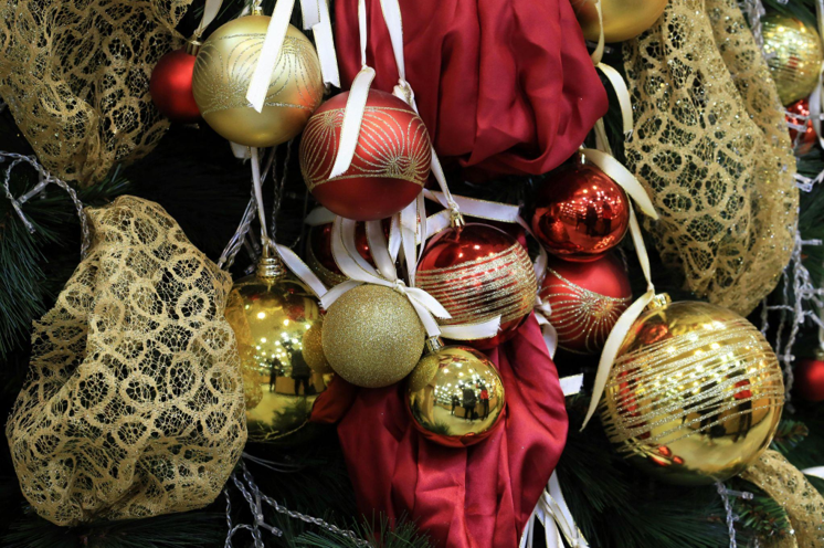 The Beauty of Red Berry Wreaths: Adding Ornaments to Your Hiking Adventure